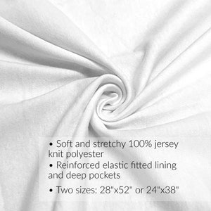Puede incluir: Primer plano de tejido de punto de jersey blanco. El tejido es suave y el&aacute;stico, hecho de 100% poli&eacute;ster. Cuenta con un forro el&aacute;stico ajustado reforzado y bolsillos profundos. Disponible en dos tama&ntilde;os: 71 cm x 132 cm o 61 cm x 97 cm.