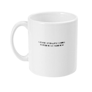 Könnte beinhalten: Weißer Keramikbecher mit gebogenem Henkel. Der Becher trägt den schwarzen Text "A ZOMBIE APOCALYPSE SOUNDS PERFECT TO ME RIGHT NOW". Geeignet für Kaffee, Tee oder andere Getränke.