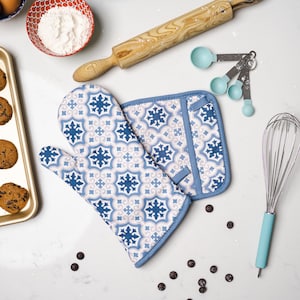 Oven Mitts, Oven Mitt, Mom Gift, Housewarming Gift, Oven Mitts, Oven Mitt, Vintage Kitchen Items, Kitchen, Baking, Nora Blue
