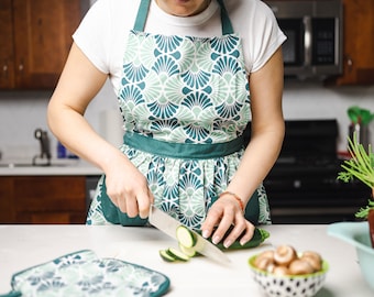 Cute Apron, Apron Dress Pattern, Plus Size Apron, Pattern, for Women, Mom Gift, Grandma Gift, Mother Gift, Unisex Apron, Flora Green