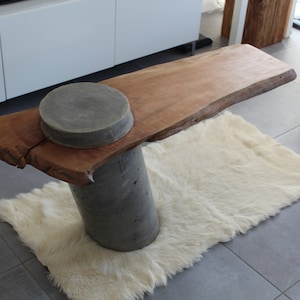 Canrilevered coffee table in concrete and beech wood.