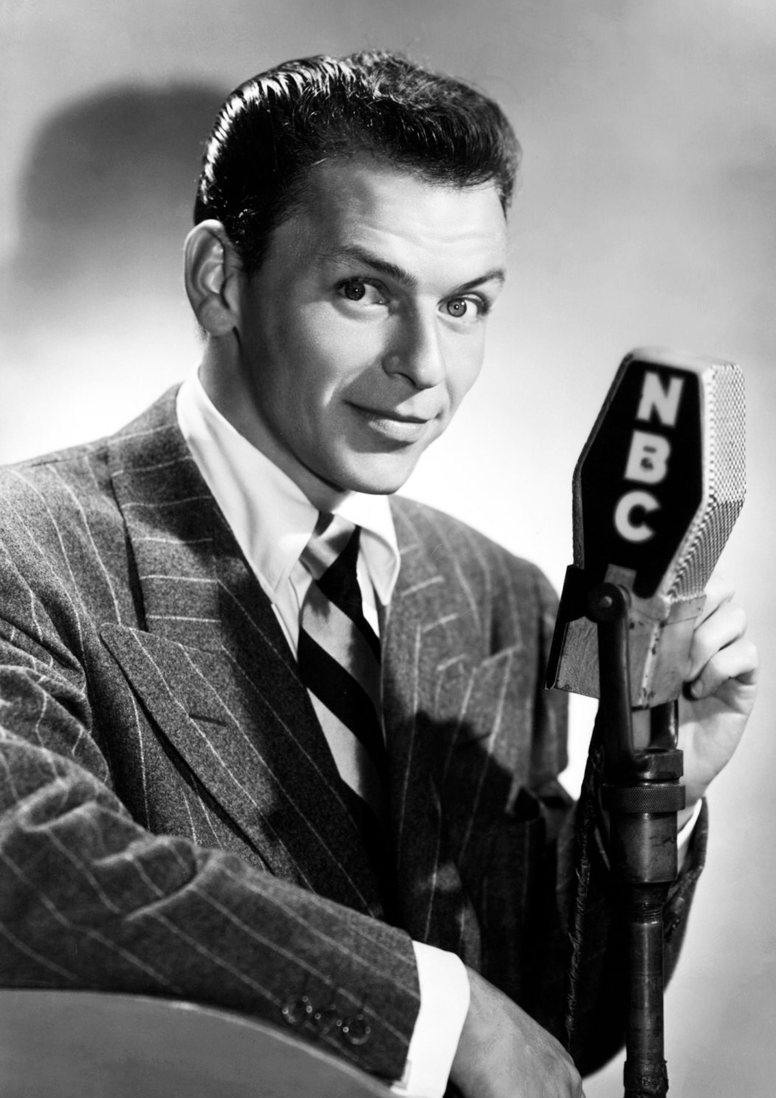 фрэнк синатра фото. фрэнк синатра лучшие. фрэнк синатра. фрэнк синатра молодой. франк сенатор песни слушать.