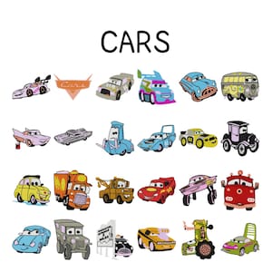 Op de afbeelding: Een verzameling geborduurde auto-ontwerpen in verschillende kleuren en stijlen, waaronder raceauto's, vrachtwagens en klassieke modellen. Het woord "CARS" wordt in grote, zwarte letters boven de voertuigen weergegeven.