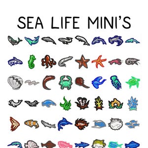 Może przedstawiać: Białe tło z haftowanymi naszywkami przedstawiającymi różne stworzenia morskie, w tym ryby, rozgwiazdy i konika morskiego. Tekst "SEA LIFE MINI'S" znajduje się u góry czarnymi literami. Naszywki są w różnych kolorach.