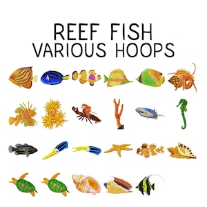 Op de afbeelding: Geborduurde afbeeldingen van rifvissen en zeedieren, waaronder een clownvis, zeepaardje en zeeschildpad. De tekst "REEF FISH VARIOUS HOOPS" staat boven de afbeeldingen. De ontwerpen zijn kleurrijk en gedetailleerd.