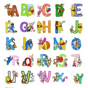 Op de afbeelding: Een kleurrijk alfabetdiagram met de letters A t/m Z, elk versierd met personages uit Winnie de Poeh. De letters zijn in verschillende kleuren, met illustraties van Poeh, Teigetje, Knorretje en Iejoor. De tekst luidt 'POEH ALFABET'.