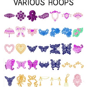 Op de afbeelding: Afbeelding met diverse kanten ontwerpen, waaronder vlinders, harten en strikken, in tinten paars, blauw, roze en goud. De tekst "ROMANTIC LACE VARIOUS HOOPS" is zichtbaar. Geschikt voor borduur- of knutselprojecten.