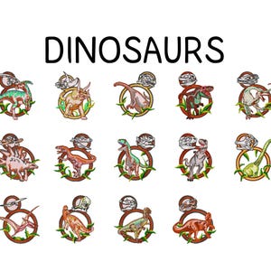 Op de afbeelding: Geborduurde dinosauruspatches in verschillende kleuren, elk binnen een cirkelvormige lijst met een dinosaurus schedel en bladaccenten. Het woord "DINOSAURS" wordt in grote, zwarte hoofdletters boven de patches weergegeven.