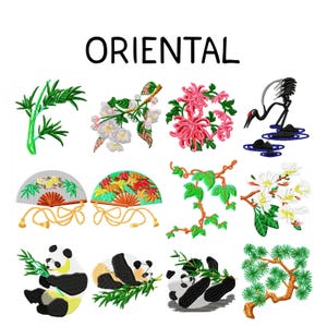 Op de afbeelding: Een verzameling van twaalf geborduurde patches met het woord ORIENTAL bovenaan. De ontwerpen bevatten groene bamboe, witte bloesems, roze chrysanten, een zwarte kraanvogel, twee waaiers, groene ranken, witte bloemen en drie panda's.