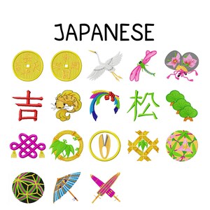 Op de afbeelding: Een verzameling geborduurde Japanse symbolen, waaronder munten, een kraanvogel, een libelle, waaiers, een rood karakter, een koi-vis, een kleurrijke hoofdtooi, een groen karakter, een bonsai-boom, een knoop, een krans, een mes, een kruis, een bal, een geometrische bal en paraplu's. Het woord "JAPANESE" staat bovenaan.