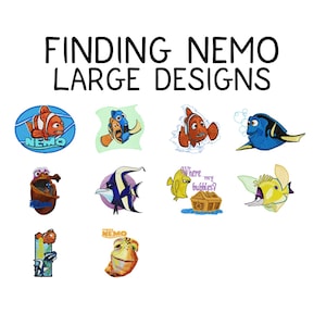 Può includere: Disegni ricamati con personaggi del film "Alla ricerca di Nemo". I disegni includono Nemo, Dory e altri personaggi. Il testo "FINDING NEMO LARGE DESIGNS" è in alto.