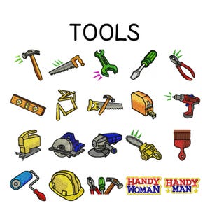 Op de afbeelding: Een geborduurd ontwerp met diverse gereedschappen, waaronder een hamer, zaag, moersleutel, schroevendraaier, tang, waterpas, rolmaat, boormachine en meer. Het woord "TOOLS" staat bovenaan, met "HANDY WOMAN" en "HANDY MAN" onderaan.
