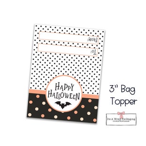 Puede incluir: Topper de bolsa imprimible de 7,6 cm con un patrón de lunares negros y blancos y un círculo melocotón con el texto "Happy Halloween" y un murciélago en su interior. El topper tiene dos líneas en blanco para "Para" y "De".