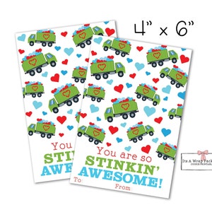 Könnte beinhalten: Zwei Valentinstagskarten mit weißem Hintergrund, mit einem Muster aus grünen Müllwagen voller Herzen, roten und blauen Herzen und dem Text "You are so STINKIN' AWESOME!". Jede Karte ist 10,16 cm x 15,24 cm groß.