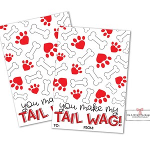 Puede incluir: Dos etiquetas de regalo imprimibles con un patrón de huellas rojas y huesos. El texto en las etiquetas dice "You make my tail wag!" y "You make my tail wag!" con espacio para "To:" y "From:" en la parte inferior.