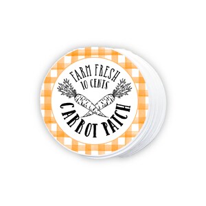 Op de afbeelding: Ronde sticker met een oranje en wit geruit patroon. De sticker heeft een zwart-witte illustratie van twee gekruiste wortels met de tekst "Farm Fresh 10 Cents Carrot Patch".