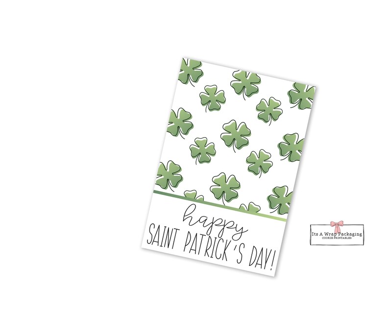 Puede incluir: Una tarjeta blanca con un patr&oacute;n de tr&eacute;bol verde y el texto "happy saint patrick's day!" en negro.