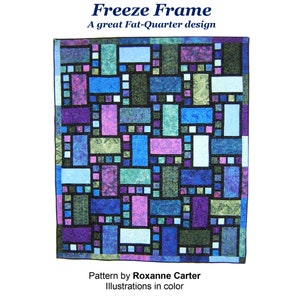 Può includere: Un modello di trapunta chiamato "Freeze Frame" che presenta un design geometrico colorato con quadrati e rettangoli blu, verdi, viola e rosa. Il modello è descritto come un "ottimo design Fat-Quarter".