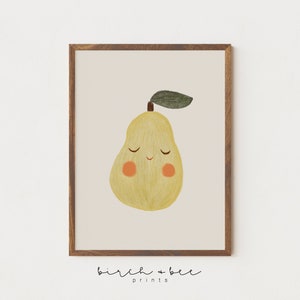 K&ouml;nnte beinhalten: Eine digitale Illustration einer gelben Birne mit einem gr&uuml;nen Blatt und einem l&auml;chelnden Gesicht. Die Birne hat geschlossene Augen und rosige Wangen. Der Hintergrund ist hellbeige.