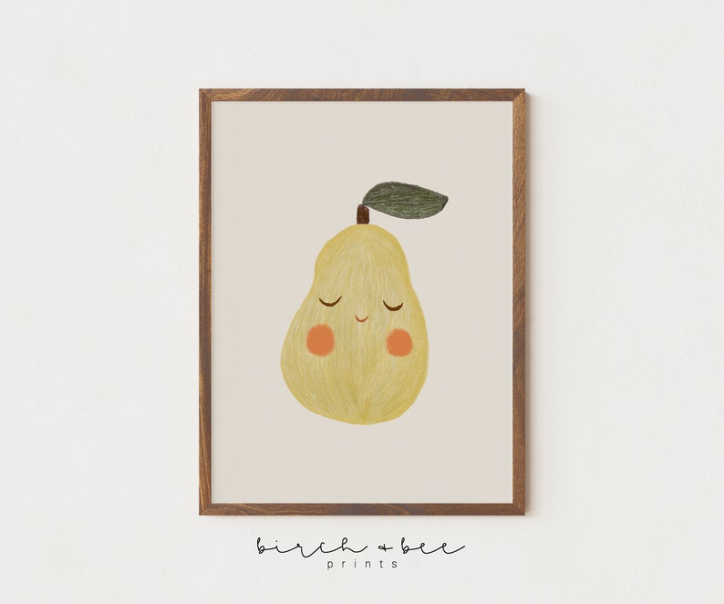 K&ouml;nnte beinhalten: Eine digitale Illustration einer gelben Birne mit einem gr&uuml;nen Blatt und einem l&auml;chelnden Gesicht. Die Birne hat geschlossene Augen und rosige Wangen. Der Hintergrund ist hellbeige.