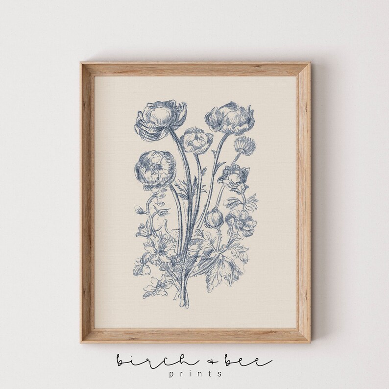 Puede incluir: Una ilustraci&oacute;n bot&aacute;nica de estilo vintage de un ramo de flores azules con tallos y hojas. La ilustraci&oacute;n est&aacute; sobre un fondo crema y enmarcada en un marco de madera claro.