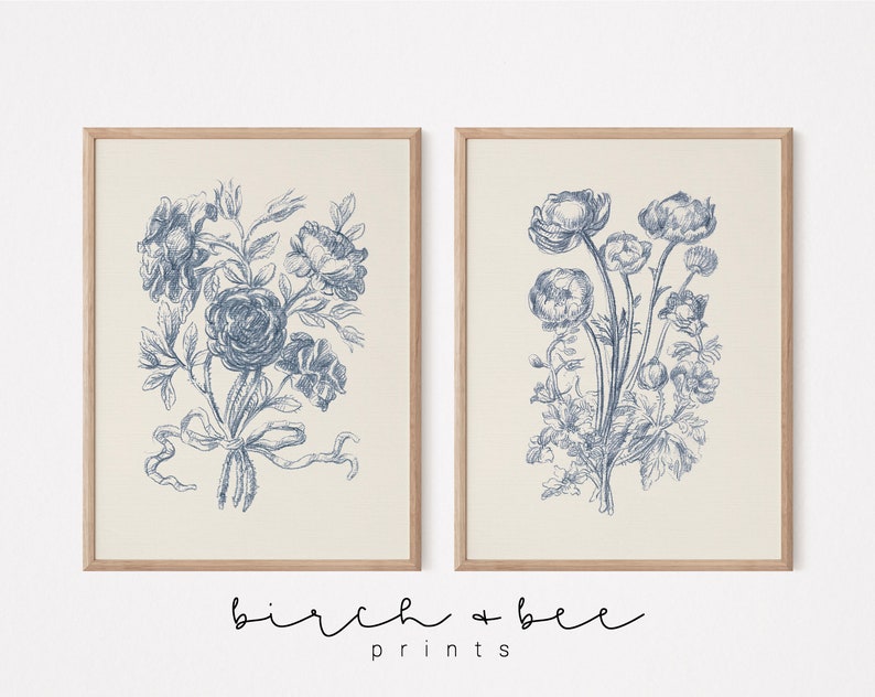 Puede incluir: Dos impresiones enmarcadas de ilustraciones bot&aacute;nicas de flores en azul y blanco. Las impresiones est&aacute;n sobre un fondo blanco y tienen un dise&ntilde;o simple y elegante.