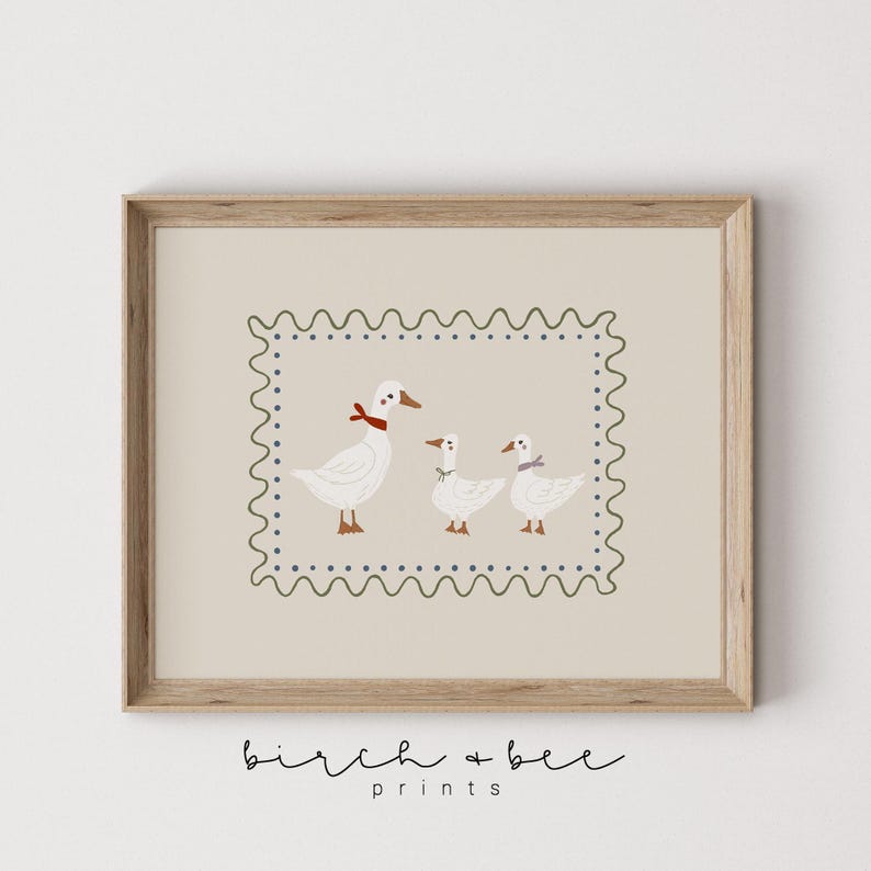 K&ouml;nnte beinhalten: Ein beiger druckbarer Kunstdruck mit einem gr&uuml;nen und blauen Rand, der drei wei&szlig;e Enten mit roten und violetten Akzenten zeigt. Der Druck hat den Text "birch + bee prints" unten.