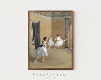 Puede incluir: Una pintura de cuatro bailarinas en un estudio de danza. Las bailarinas llevan tutús blancos y están practicando sus movimientos de danza. La pintura está ambientada en una habitación con suelo de madera y una gran ventana. La pintura está en un marco de madera.