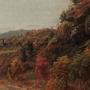 K&ouml;nnte beinhalten: Ein Gem&auml;lde, das eine Waldszene mit Herbstlaub in Rot-, Orange-, Gelb- und Gr&uuml;nt&ouml;nen zeigt. Die B&auml;ume befinden sich an einem Hang mit einer felsigen Klippe im Hintergrund. Der Himmel ist hellblau mit einigen Wolken.