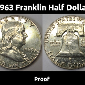 Può includere: Una moneta Franklin Half Dollar del 1963. Presenta il profilo di Benjamin Franklin e le parole "Liberty" e "In God We Trust". Il retro mostra la Liberty Bell e le parole "United States of America" e "Half Dollar".