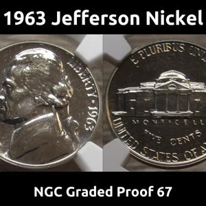 Può includere: Un nichel Jefferson del 1963, valutato Proof 67 da NGC. Il dritto presenta un profilo di Thomas Jefferson, il rovescio mostra Monticello. La moneta è di colore argento.