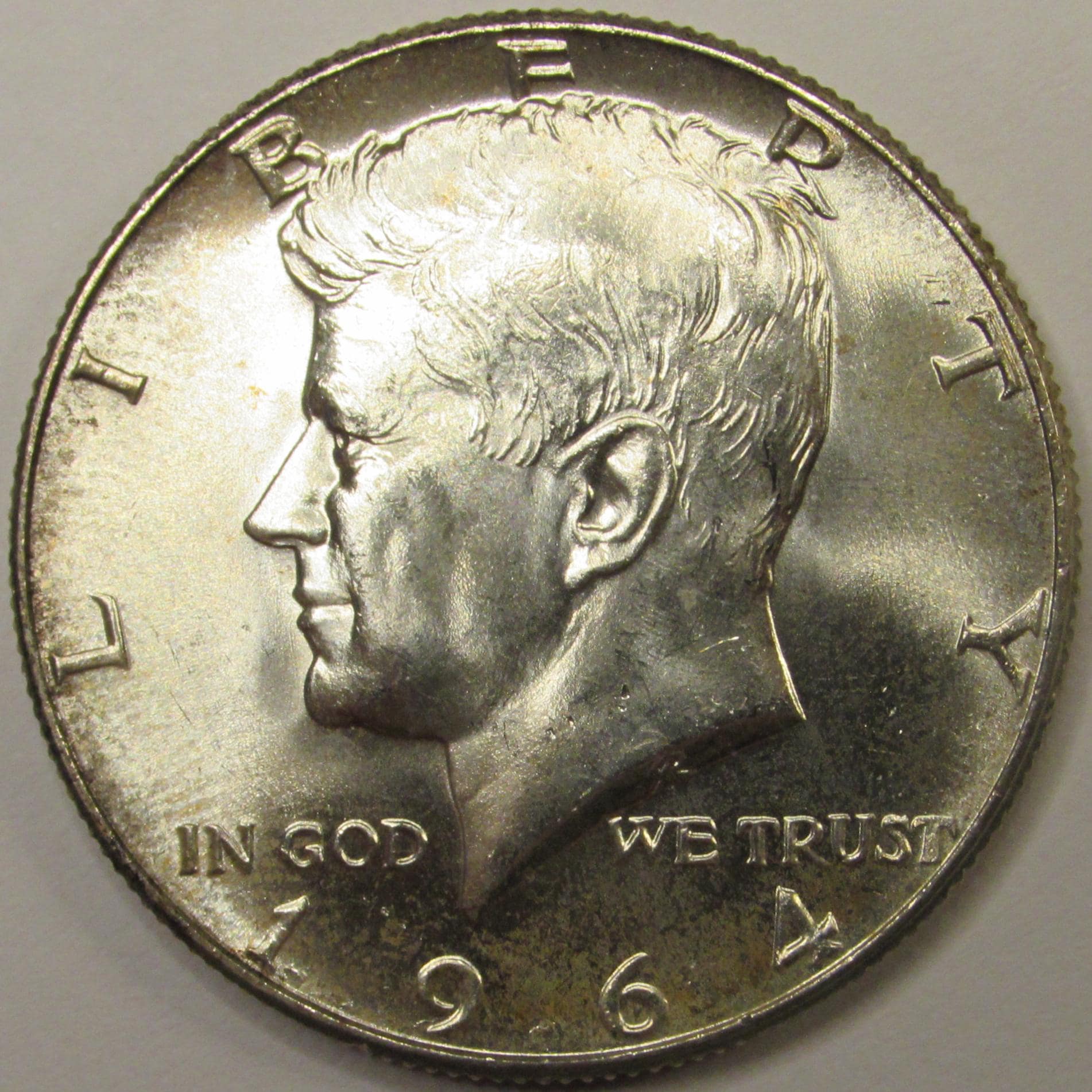 1964年 JFK ハーフダラー - 未使用の、発行初年度の華やかな銀貨