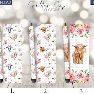 Puede incluir: Tres diseños digitales para envoltorios de bolígrafos con ilustraciones de acuarela de vacas de las tierras altas y rosas rosadas. El primer diseño presenta un patrón repetitivo de vacas de las tierras altas y rosas. El segundo diseño presenta un patrón repetitivo de vacas de las tierras altas y rosas. El tercer diseño presenta una sola vaca de las tierras altas y su ternero con una corona floral alrededor de sus cabezas, rodeados de rosas rosadas.