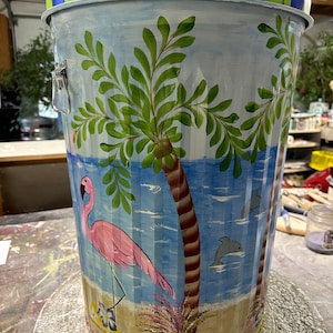 Cubo de basura pintado a mano - 20 galones, color cobalto, palmeras, flores y flamencos