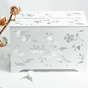 Witte rustieke trouwkaartdoos met bloemmotief, grote houten kaartdoos met slot en sleutel, geldhouder trouwkaart