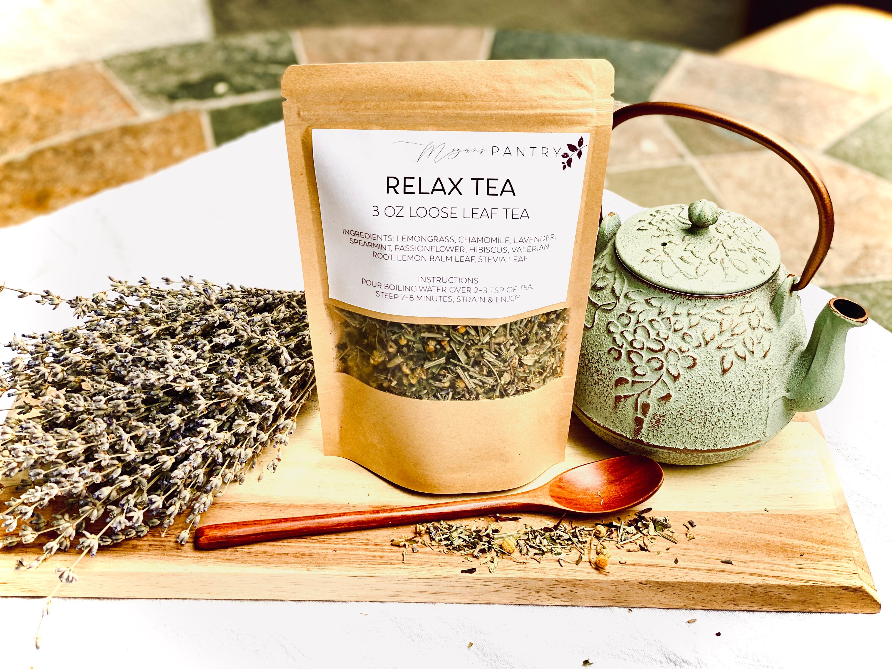 Отдых дома. Чай эстетика. Девушка на диване с чаем. И пусть весь мир пожождем. Расслабление дома.