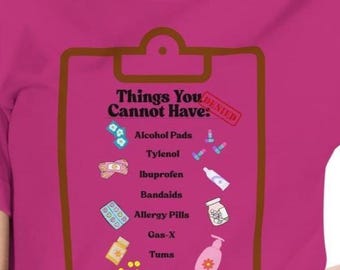 Puede incluir: Camiseta magenta con un gráfico de portapapeles marrón. El portapapeles enumera "Things You Cannot Have" con ilustraciones de artículos como almohadillas con alcohol, Tylenol y loción. También hay un sello rojo "DENIED".