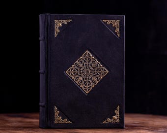 Libro delle Ombre, diario grimorio rilegato in pelle con pagine bianche e fronte decorato