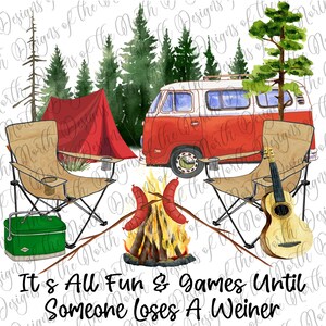Op de afbeelding: Een kleurrijke illustratie van een kampeerscène met een rood-witte camper, een tent, klapstoelen, een kampvuur met worstjes en een gitaar. De tekst luidt: "It's All Fun & Games Until Someone Loses A Weiner."