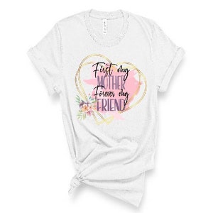 Peut inclure: T-shirt blanc avec un motif de c&oelig;ur dor&eacute; et le texte "First my Mother forever my Friend".
