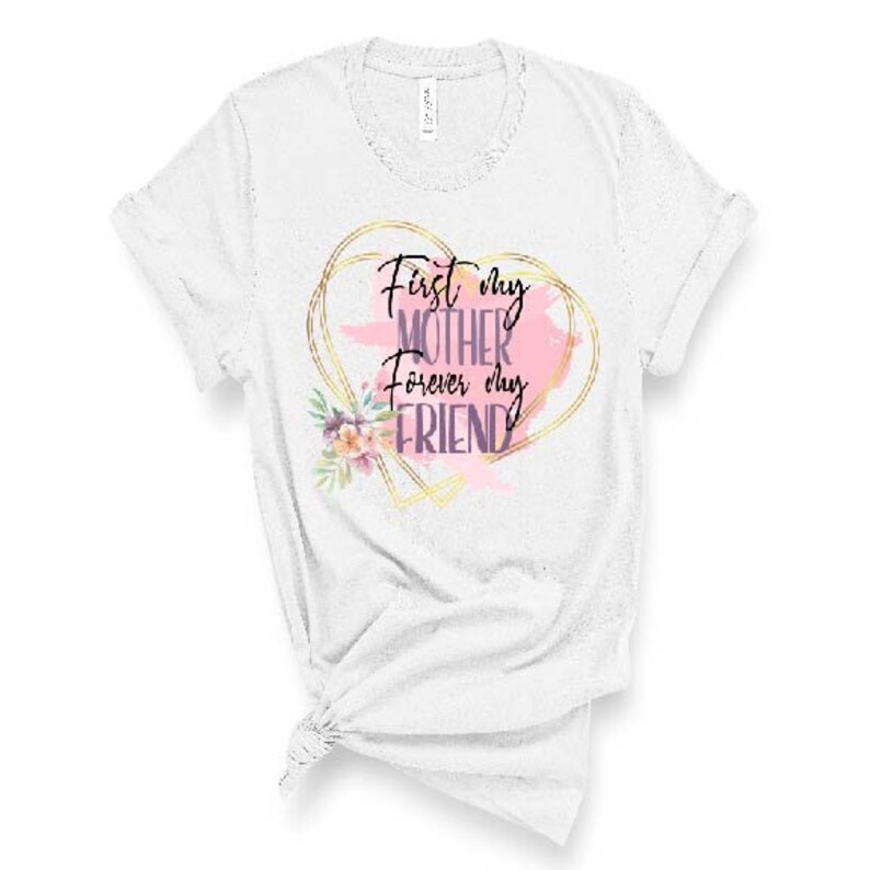 Peut inclure: T-shirt blanc avec un motif de c&oelig;ur dor&eacute; et le texte "First my Mother forever my Friend".