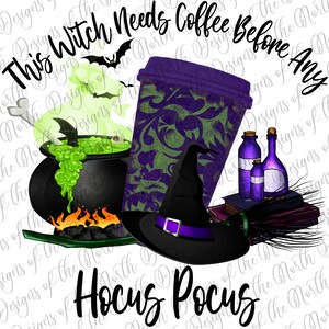 Pode incluir: Um chapéu de bruxa, um caldeirão e uma xícara de café com um design verde e roxo. O texto "This Witch Needs Coffee Before Any" está acima da imagem e "Hocus Pocus" está abaixo da imagem.