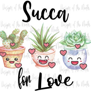 Op de afbeelding: Drie potplanten met schattige cartoon gezichten. De vetplanten zijn een cactus, een vetplant met lange groene bladeren en een rozetvetplant. De tekst "Succa for Love" is geschreven in zwarte cursieve letters.