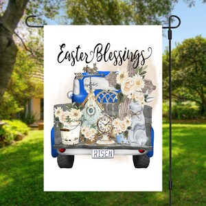 Peut inclure: Un camion vintage bleu avec une benne en bois remplie de d&eacute;corations de P&acirc;ques. Le camion a une plaque blanche qui dit "Risen" et les mots "Easter Blessings" sont &eacute;crits en blanc sur un fond blanc.
