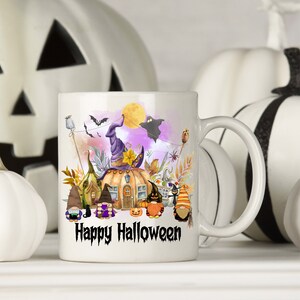 Pu&ograve; includere: Una tazza da caff&egrave; in ceramica bianca con un design a tema Halloween. Il design presenta una casa a forma di zucca con un cappello da strega in cima, circondata da gnomi e altre decorazioni di Halloween. Il testo "Happy Halloween" &egrave; stampato sulla tazza.