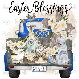 Peut inclure: Un plateau de camion vintage bleu rempli de d&eacute;corations de P&acirc;ques. Le plateau du camion est rempli de fleurs, d'un nichoir &agrave; oiseaux, d'une horloge, d'une croix, d'un lapin et d'une pancarte qui dit "RISEN".