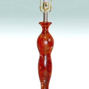 Lampe de table rare et unique d'Anthony California Inc. en résine rouge rubis sculptée avec paillettes de lucite