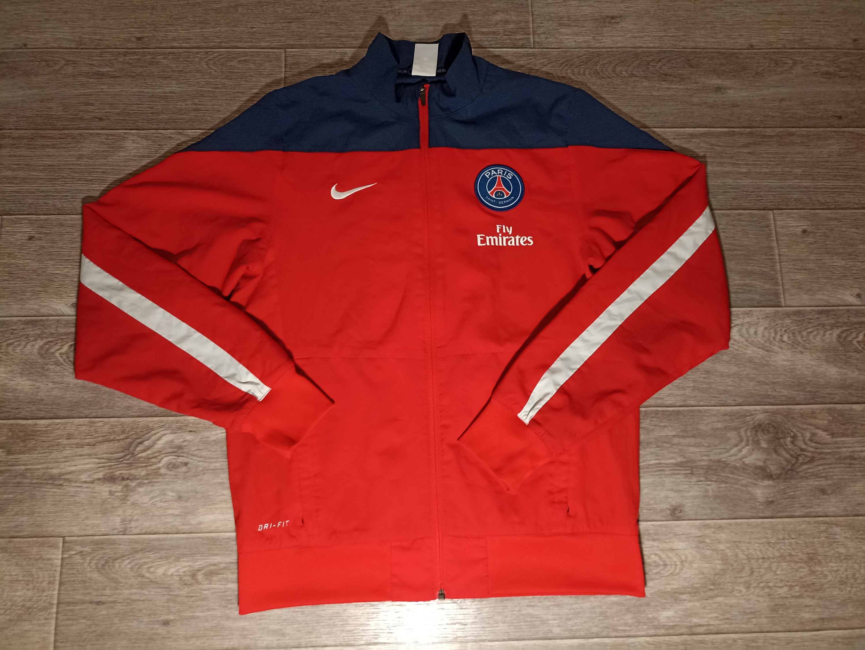 Paris Saint-Germain Team 31 Courtside SE Men's Nike Soccer Graphic Jacket.