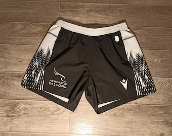 Equipo de rugby Newcastle Falcons Inglaterra Macron negro blanco uniforme de entrenamiento deportivo de fútbol para hombres pantalones cortos camiseta ropa talla M