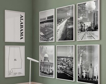 Puede incluir: Un escritorio blanco con tres cajones y una silla blanca delante. El escritorio está contra una pared con un esquema de color verde y rosa. Hay seis fotos enmarcadas en blanco y negro en la pared sobre el escritorio. Las fotos representan varias escenas de Alabama, incluyendo un estadio de fútbol, una playa, una calle de la ciudad, un edificio, un paisaje urbano y un lanzamiento de cohetes.